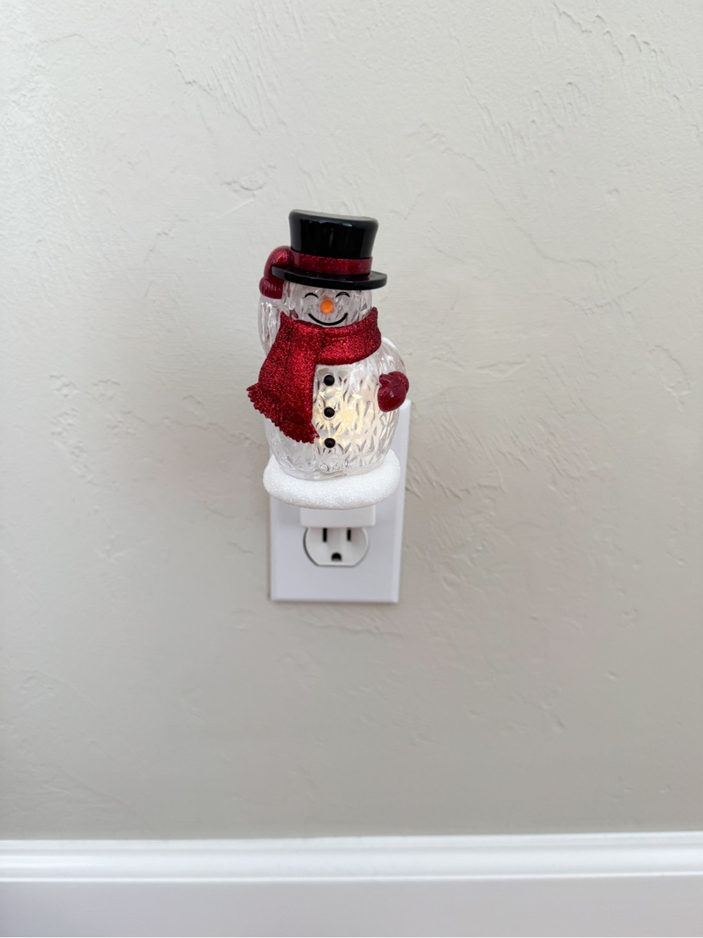 Bath & Body Works Red Scarf Snowman Plug-In Light